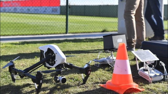 Drone op een voetbalveld